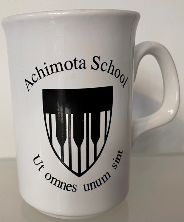 Mug with Achimota School crest
